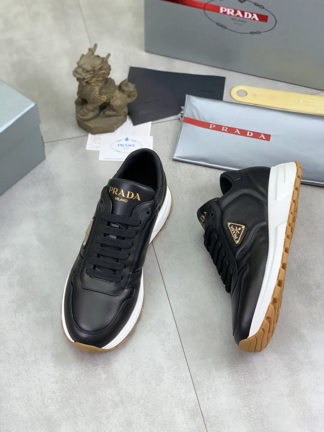 Men's shoes 💰P540 new (higher version) new PRADA (Prada) classic models are on the market at the same time, new men's shoes, 😘fabrics are selected from original imported calfskin. First layer of imported cowhide lining. The original version is awesome! 👍🏿Original open-molded non-slip PU outsole, with exquisite lines, simple and elegant, super comfortable and classy on foot, suitable for leisure travel. Code number: 38-45 (46 customized) 4️⃣ colors available